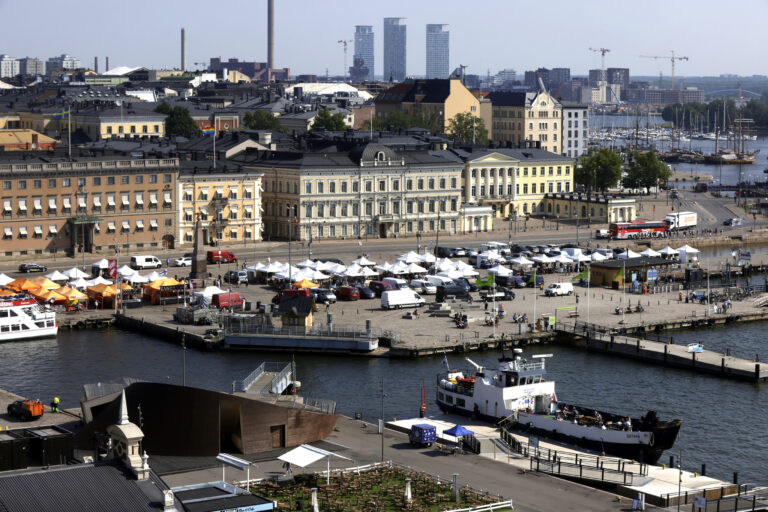 Helsingin Kauppatori ja keskustan rakennuksia kesäpäivänä.