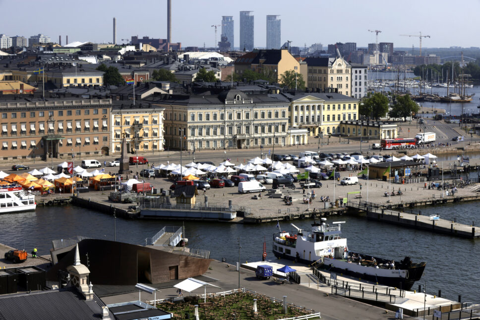 Helsingin Kauppatori ja keskustan rakennuksia kesäpäivänä.
