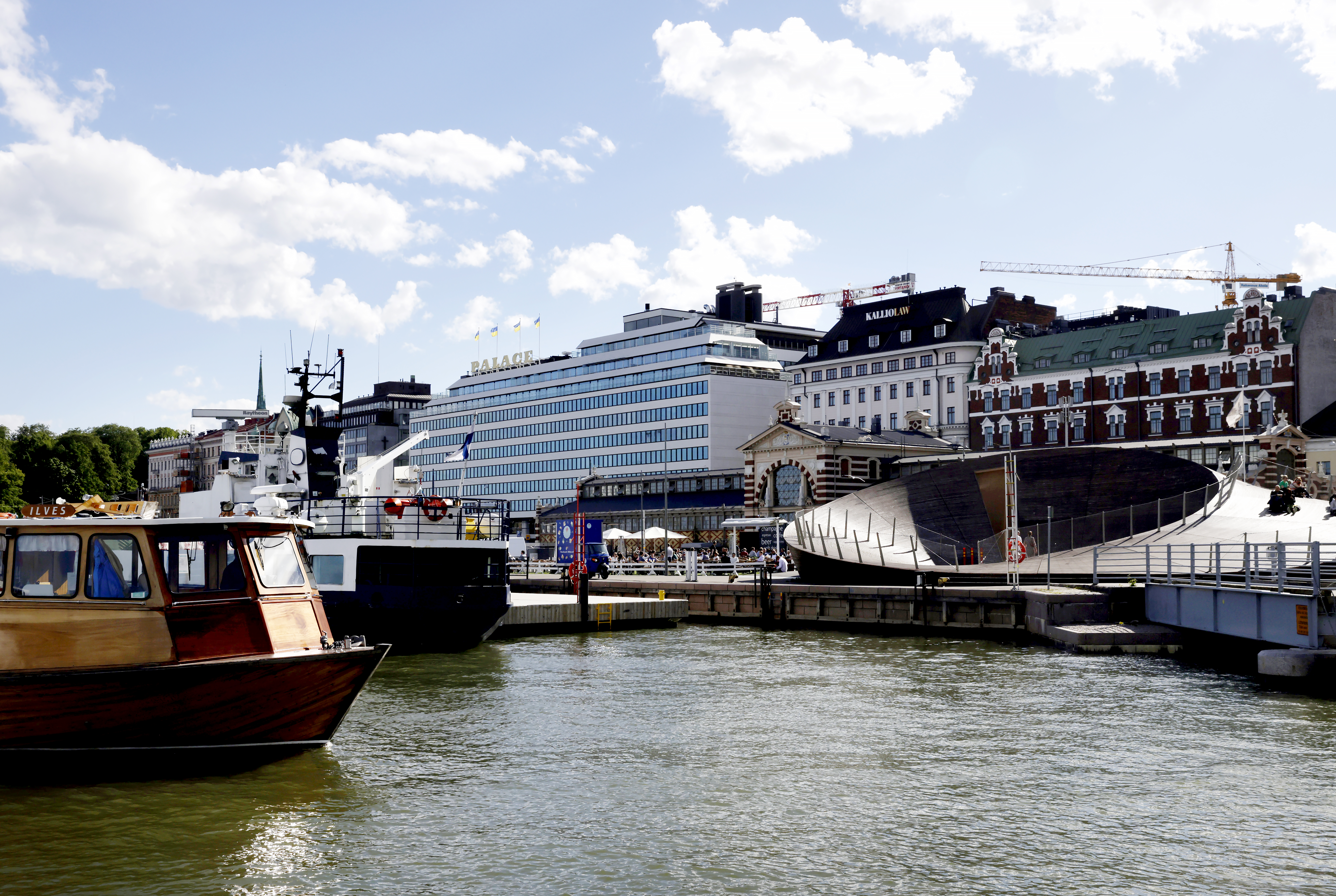 Kauppatorin ja Helsingin Etelärannan alue kesäpäivänä.