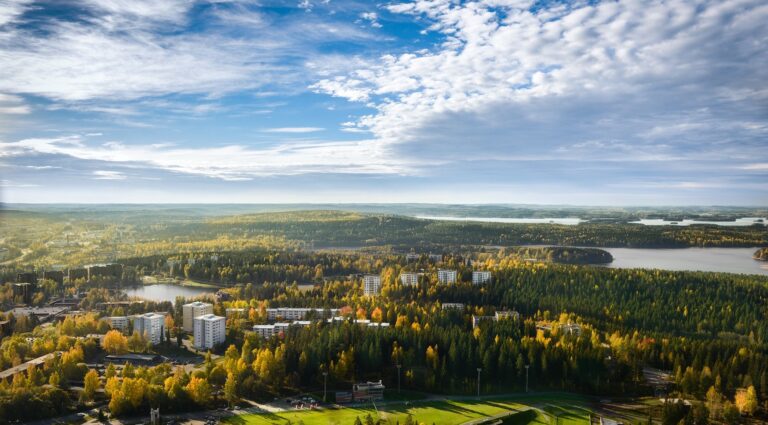 Suomalainen kaupunki metsän ja vesistön keskellä.