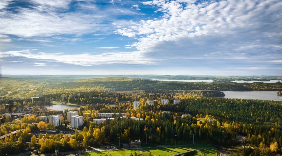Suomalainen kaupunki metsän ja vesistön keskellä.
