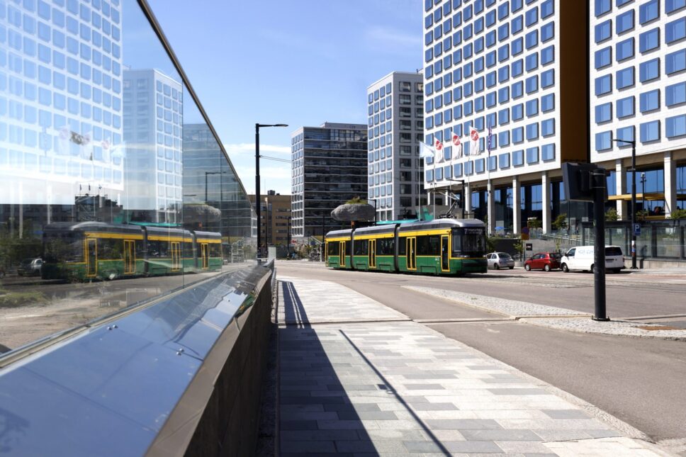 Raitiovaunu ajaa rakennusten ohi.