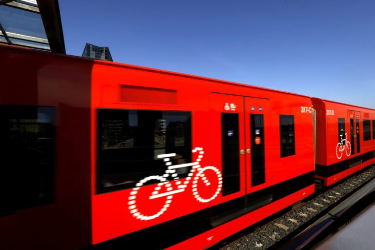 Punainen metro liikkeessä kuvattuna.
