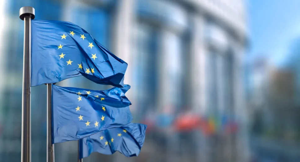 Euroopan unionin liput liehuvat tuulessa.